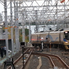 車庫から出発する泉北ライナー