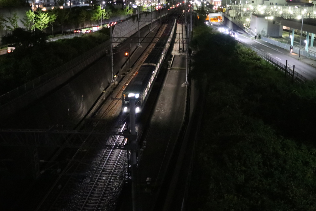 漆黒の闇を走る電車その１