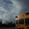 スクールバスと朝の雲