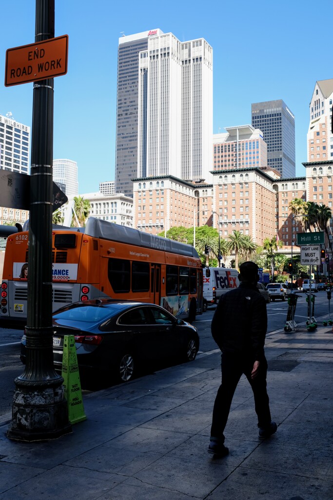 Downtown L.A. 陽の当たらない場所を歩く人