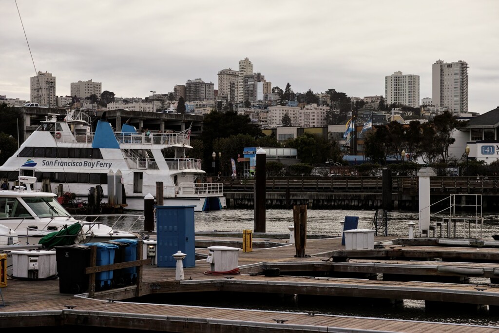 陰鬱な空のSan Francisco Pier39より丘側を臨む