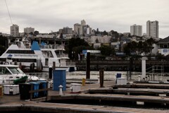 陰鬱な空のSan Francisco Pier39より丘側を臨む
