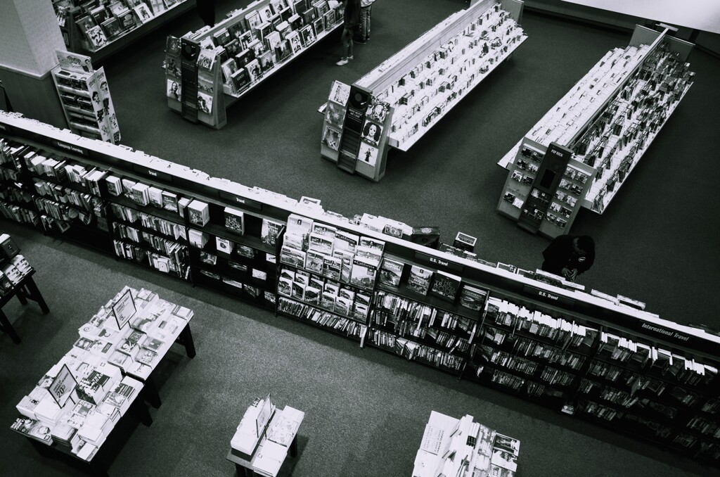 寂しげな空気漂うBook Store