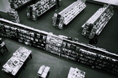 寂しげな空気漂うBook Store