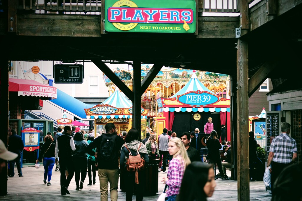 San Francisco Pier39を行き交う人々
