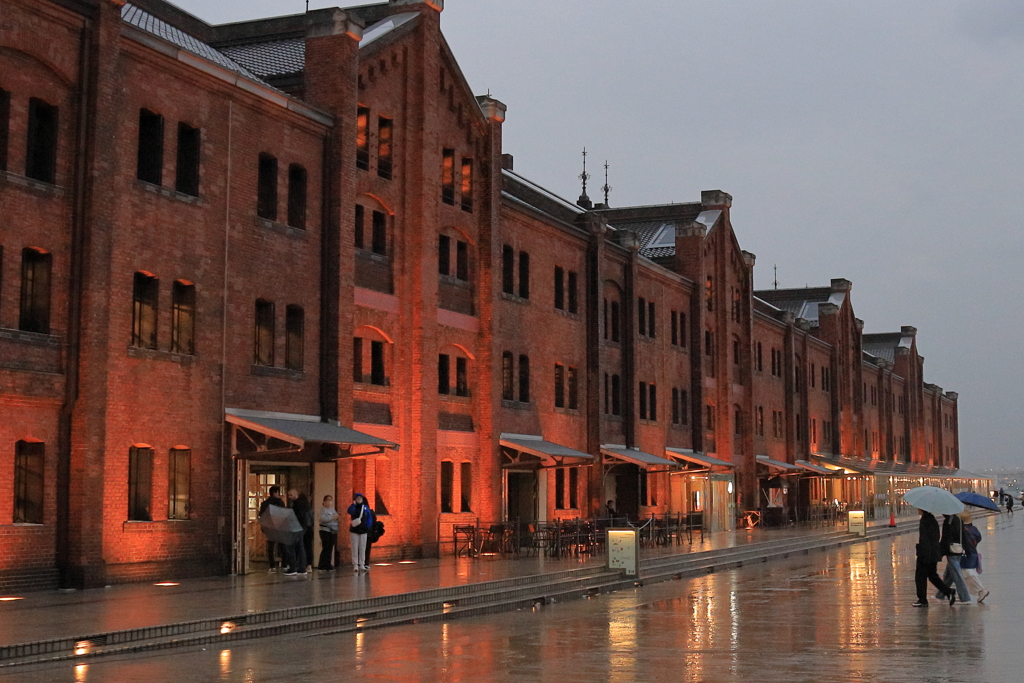 雨のレンガ倉庫
