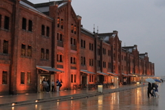 雨のレンガ倉庫