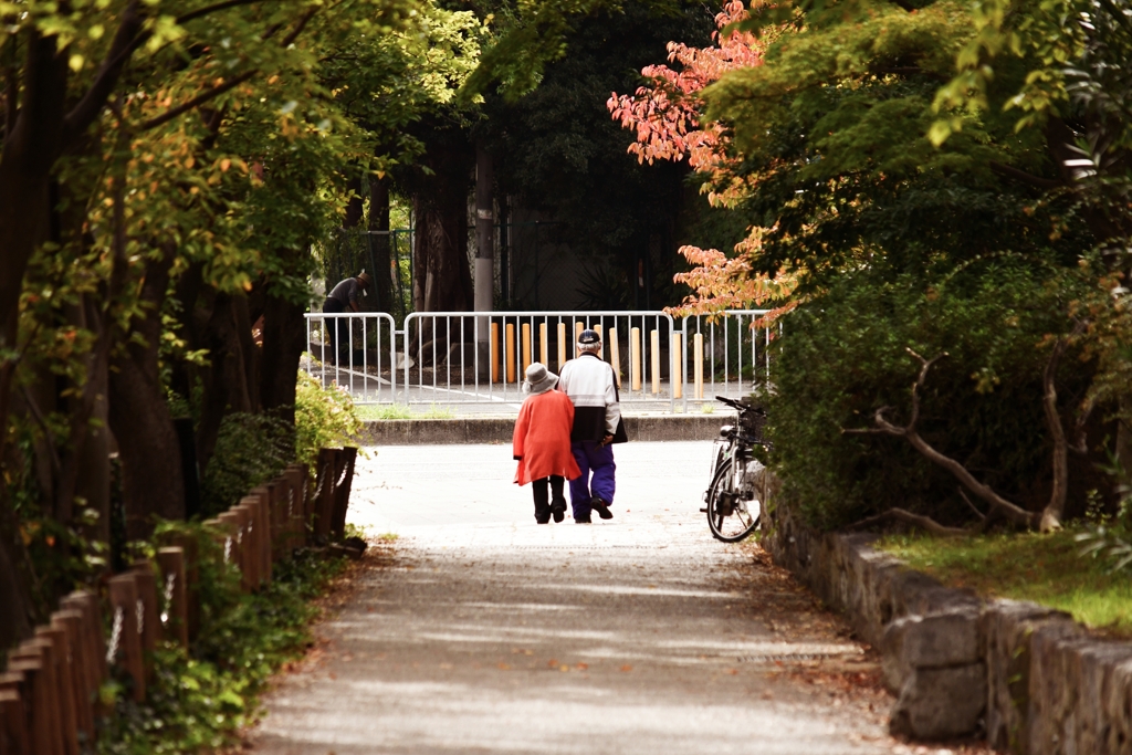仲睦まじき老夫婦