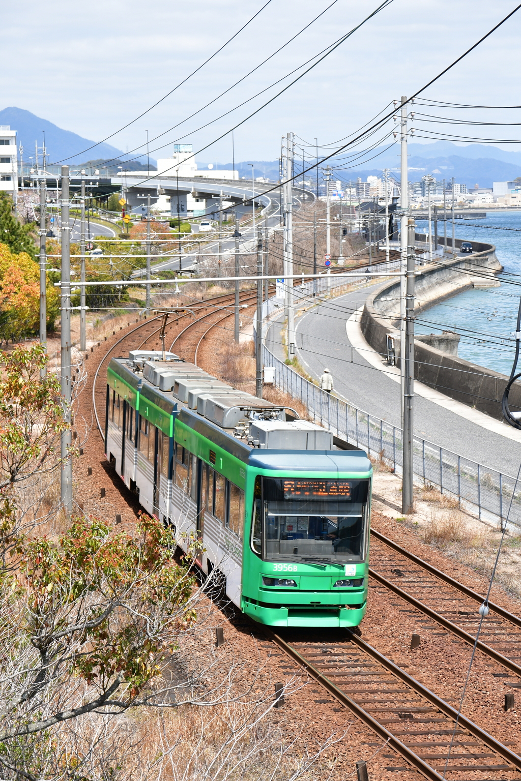 海岸沿いを走る広電