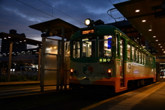 とでん　夜の高知駅にて