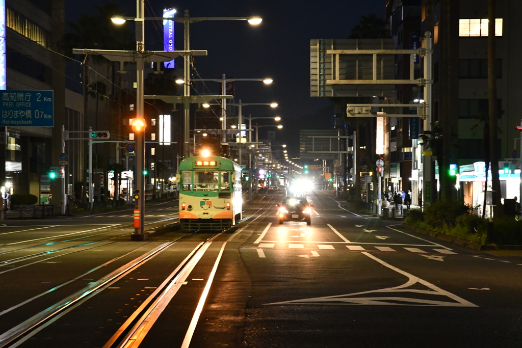 夜の高知駅前