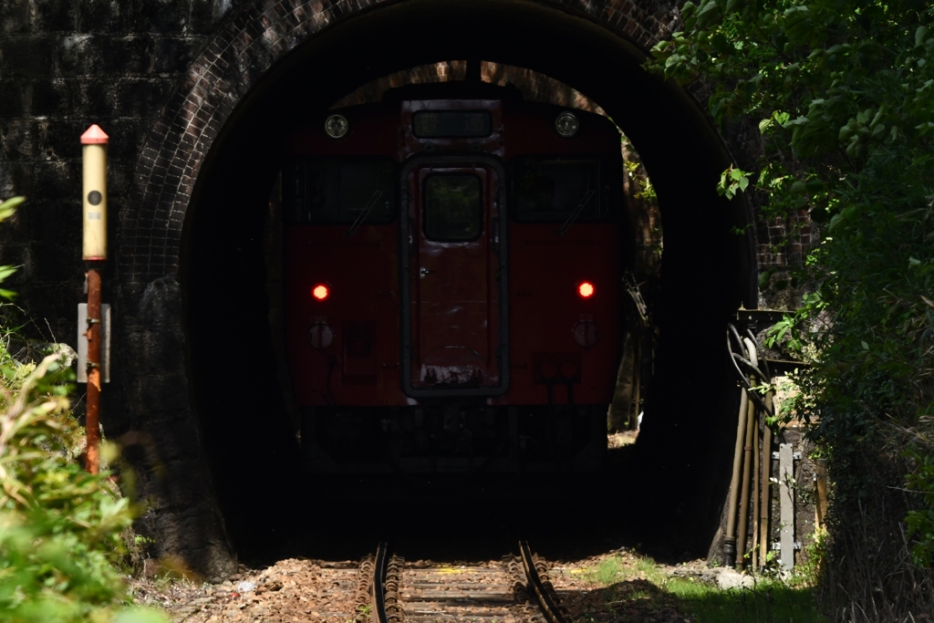 トンネルの中へ