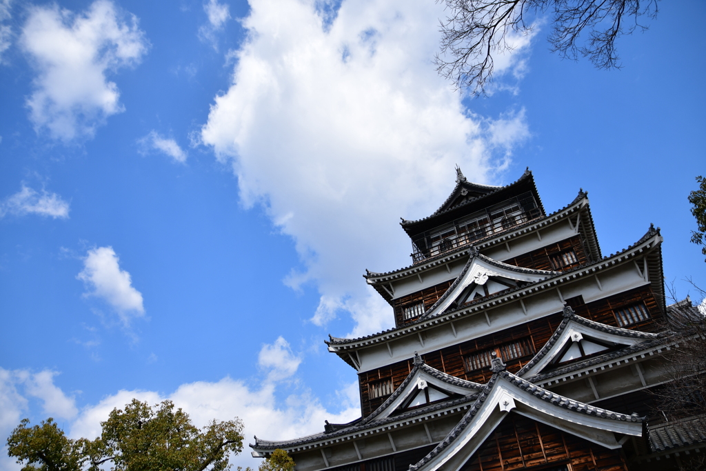 青空の下、鯉城を見上げる