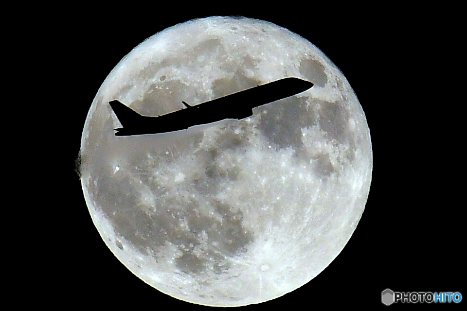 月と飛行機