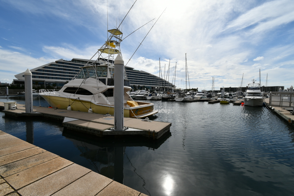 秋空とヨットハーバー