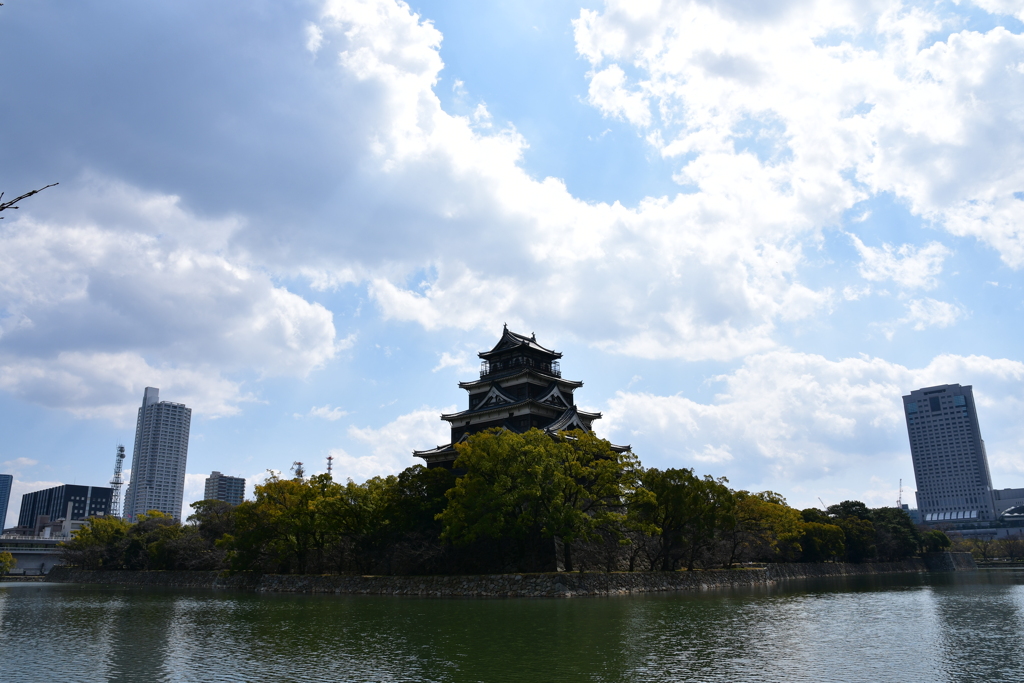 広島城を広角で眺める