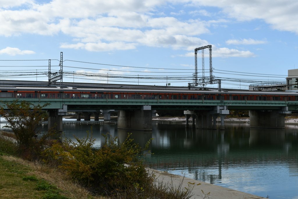 川を跨ぐ駅