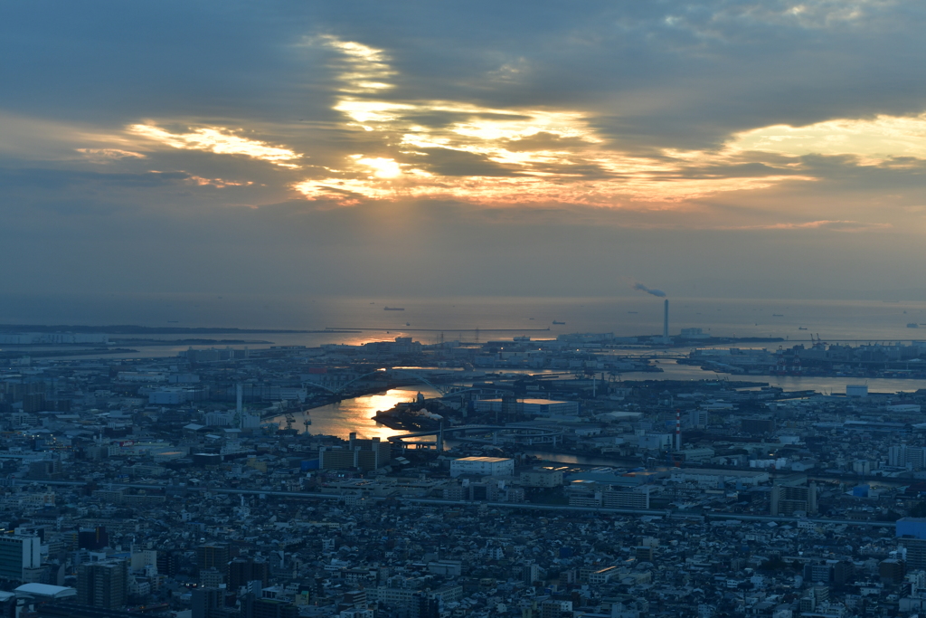 川を照らす夕陽