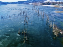 凍てつくダム湖