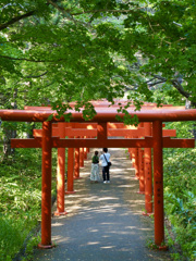 鳥居の下で