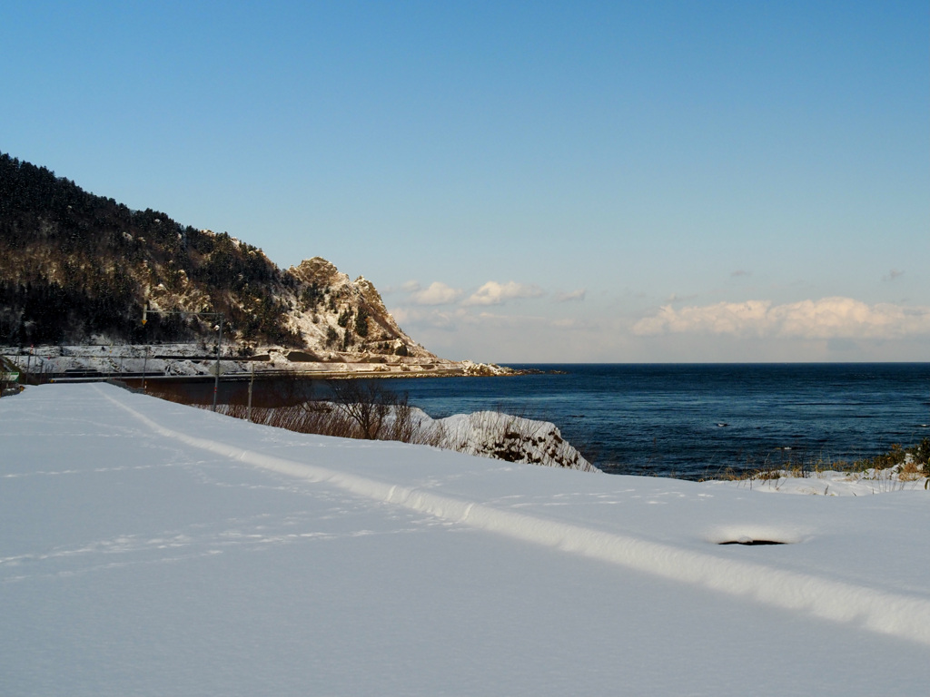 岬へと続く雪道