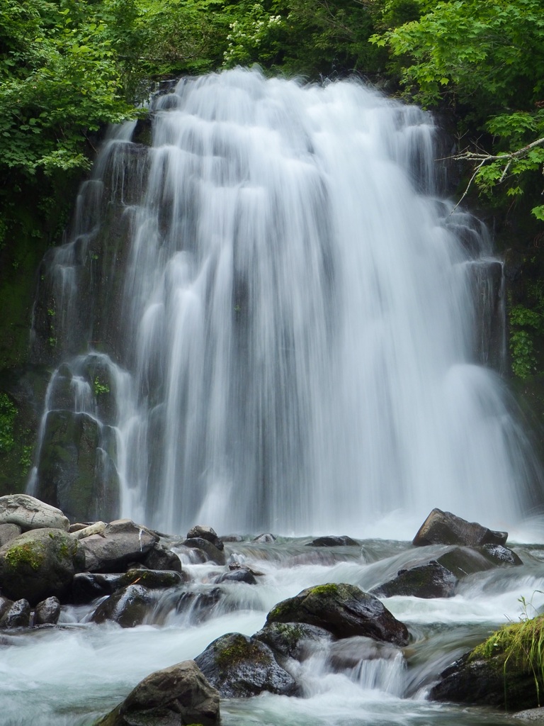 美深　雨霧の滝全景