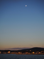 港を見守る月