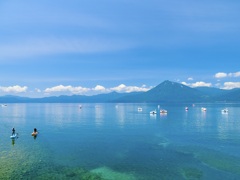 湖で遊ぶ