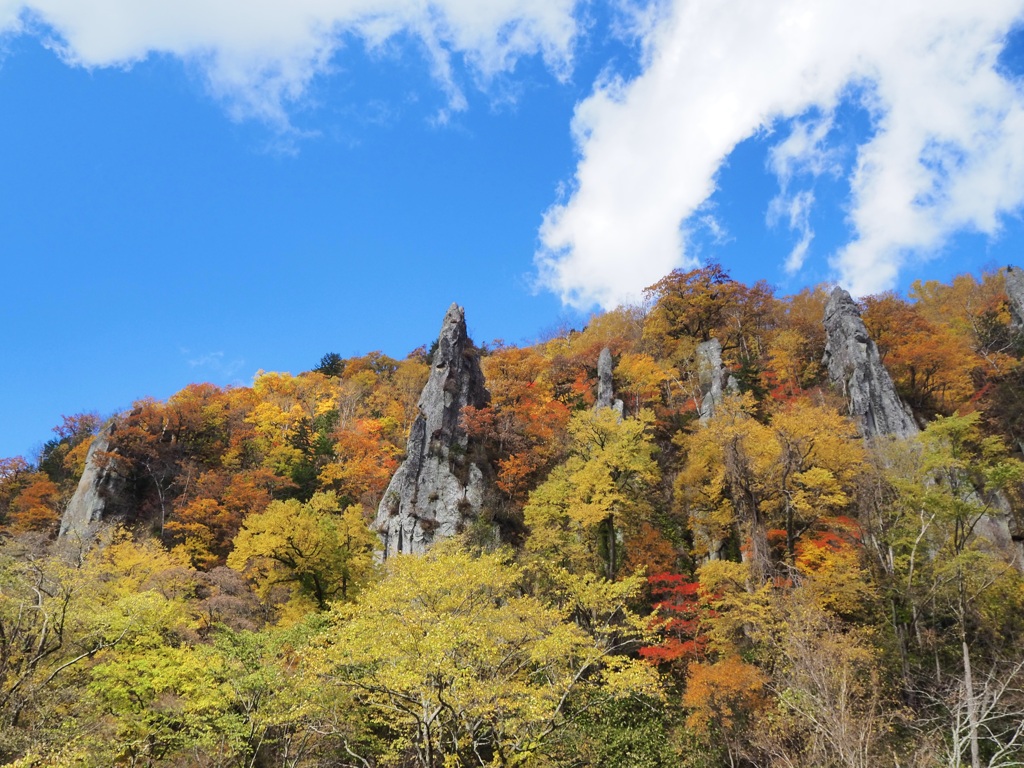 紅葉の中に佇むモアイ像