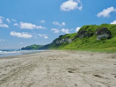 砂浜と青空と緑の壁