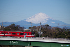 赤い電車と富士
