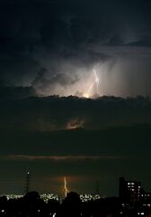 突き破る雷