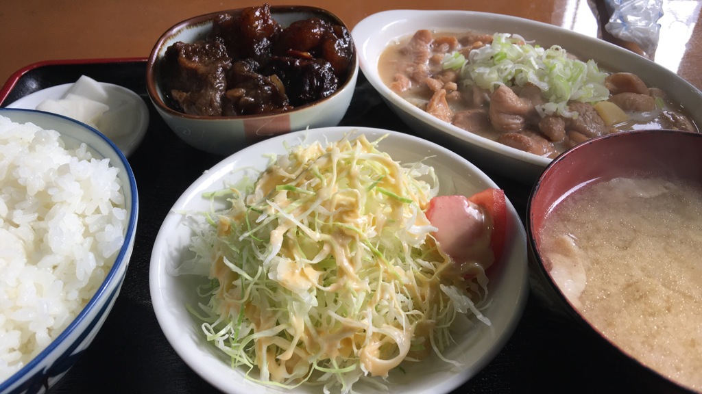 牛スジ煮込みとモツ煮の定食