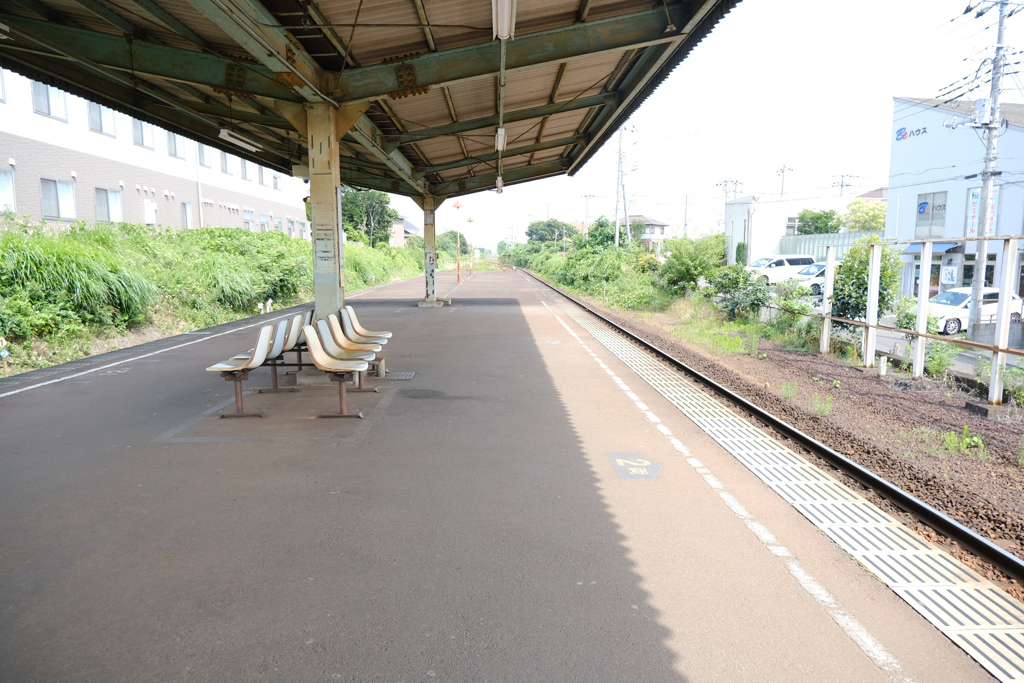 待つ　列車を、誰かを