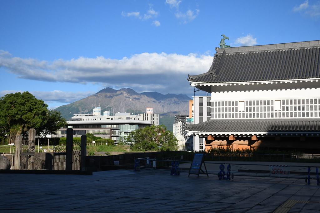 御楼門と桜島