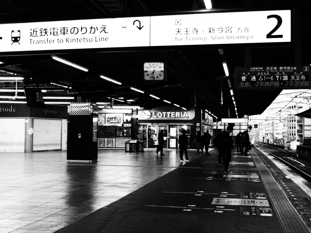 "Eki-naka" business: JR-O04 Tsuruhashi