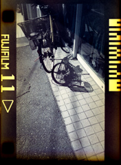 自転車と影