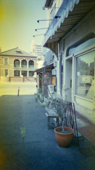 路地の古い椅子