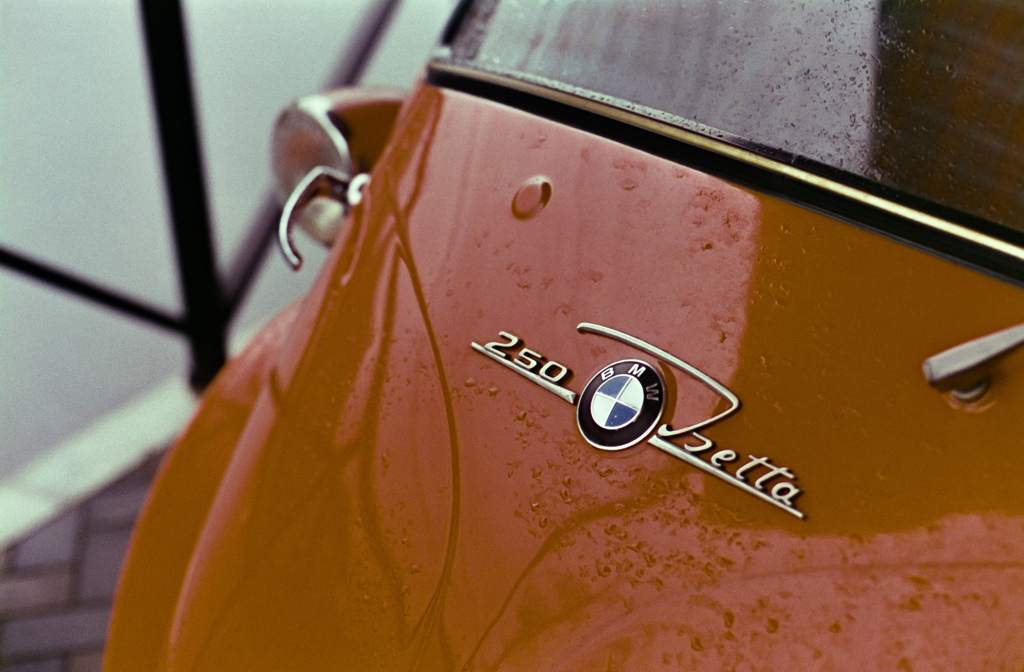 カフェの古い BMW