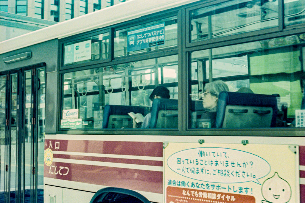 本を読む女性