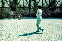 通過中の女子の影