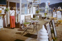 アイスクリームを買う女性