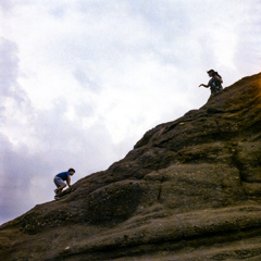 元乃隅稲荷神社の岩山を登る親子