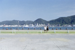 関門海峡と外人さんお二人