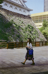 小倉城を歩く女性