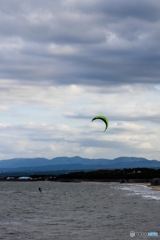 秋の海でカイトサーフィン！