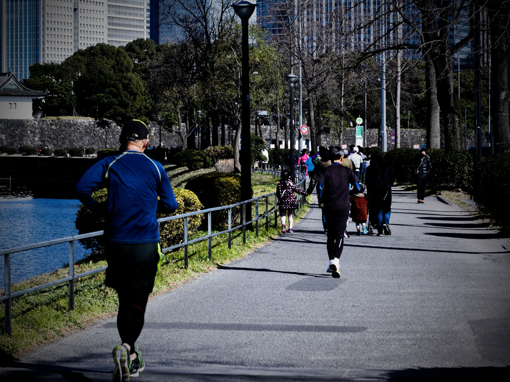 皇居を往く人々