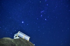 白いベンチと冬の星空