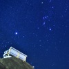 白いベンチと冬の星空