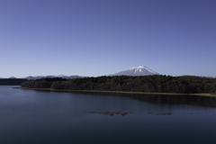 南部方富士湖と岩手山